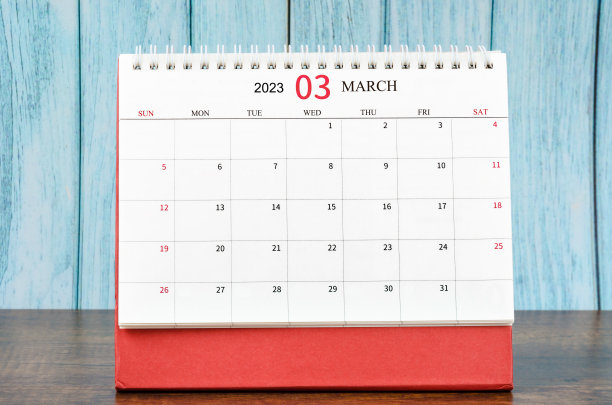 2023年3月的月历供组织者在木桌上规划2023年。图片下载