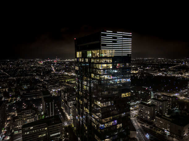 办公楼仍然营业到很晚，许多上班族做兼职工作。国家城市上班族加班问题的概念与城市夜景。图片下载