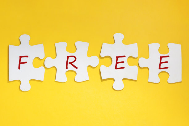 在黄色背景上排成一行的字谜组成的单词FREE图片下载