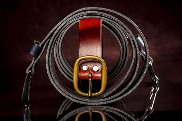 黑色背景上带扣的皮带。图片下载