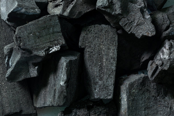 宏观木炭背景，木炭，烧烤煤顶视图。黑色木炭纹理背景。图片下载