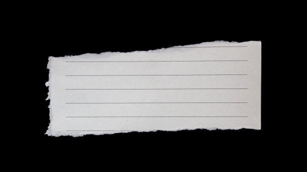 撕裂的纸片孤立在黑色背景上图片下载