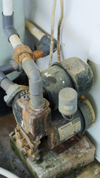 安装清水水泵，将清洁的水推入容器供家庭使用图片下载