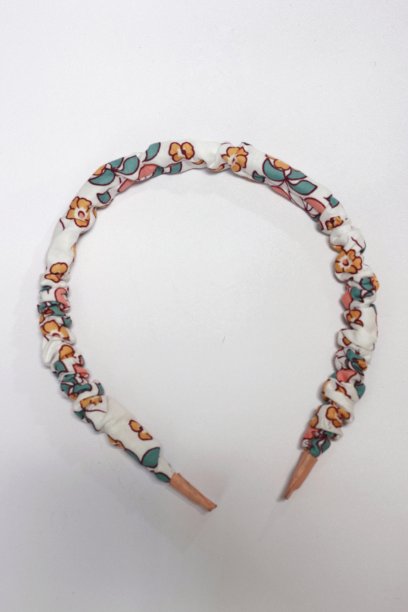 选择性聚焦美丽发带。头饰孤立的白色背景。图片下载