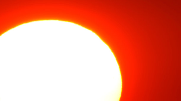 非洲日落时间延迟与大太阳盘和背光云。电影和史诗般的炎热的夏天日落大红色和橙色的太阳圈。图片下载