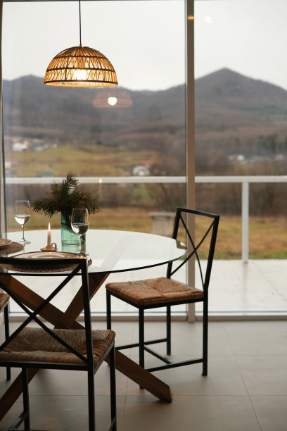 晚餐餐桌在一个家庭内部全景窗户和山景图片下载