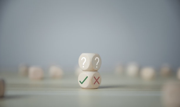 上面的球上有一个问号。下面的球显示正确和错误。的决定。困难的局面。图片下载