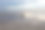 天空中浓密的云覆盖着平静的海面，反射着阳光。简约的照片图片下载