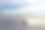 天空中浓密的云覆盖着平静的海面，反射着阳光。简约的照片图片下载