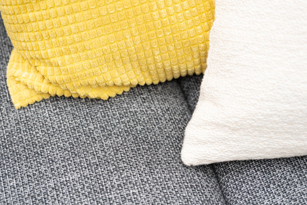 客厅沙发上的部分枕头。卧室内的贴身家居概念软枕头。图片下载