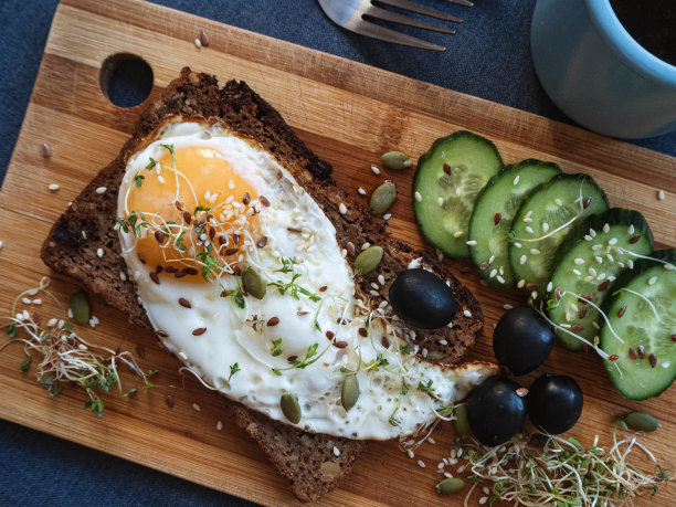 鸡蛋和微 Greens 开放式三明治，早餐上的超级食品，健康食品，顶视图图片下载