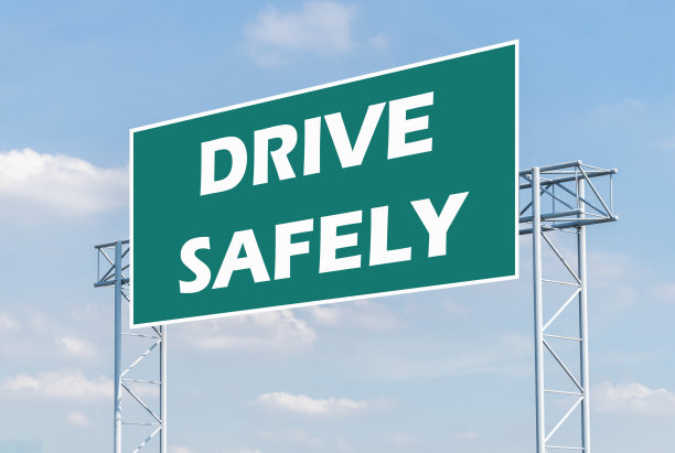 蓝色天空背景的绿色路标上的信息安全驾驶图片下载