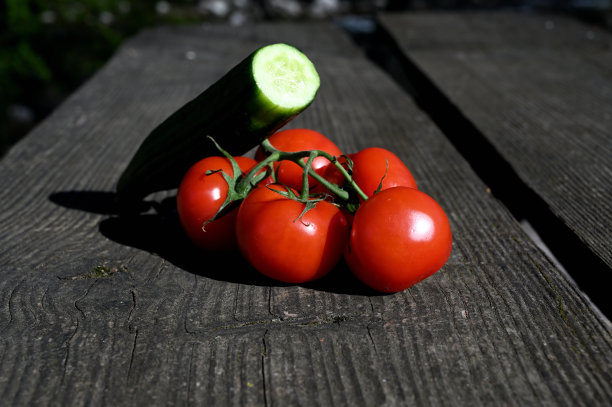 木桌上放着黄瓜和西红柿图片下载