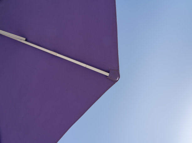 紫色沙滩伞。背景是蓝天。从下面看。放松的环境。在海边度过暑假。一般比赛及地点图片下载