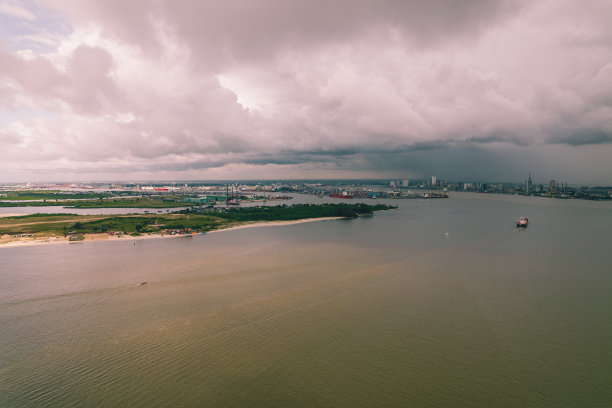 一艘货船在拉各斯水域的大西洋上航行图片下载