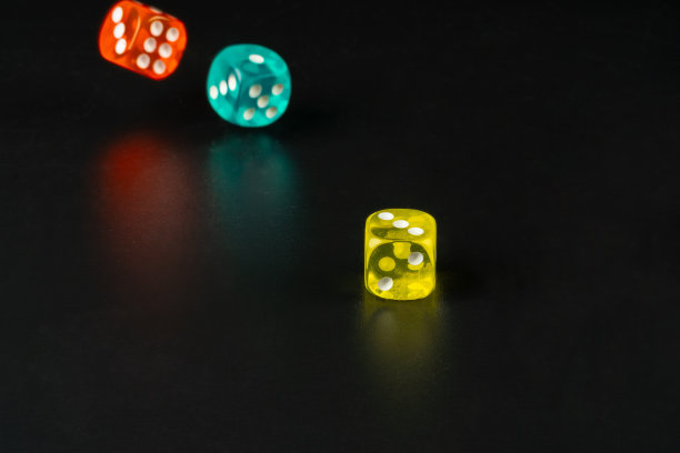 一组骰子接近暗黑色的背景图片下载