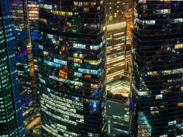 above view of glass towers in Moscow Ñity in night图片下载