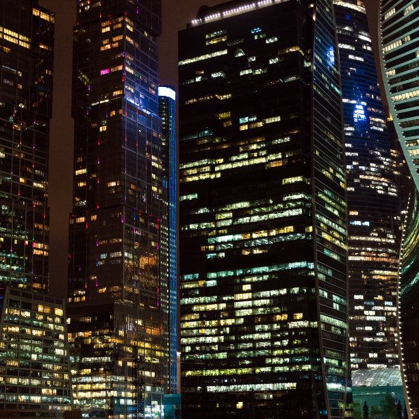 广场城市背景与建筑在夜间图片下载