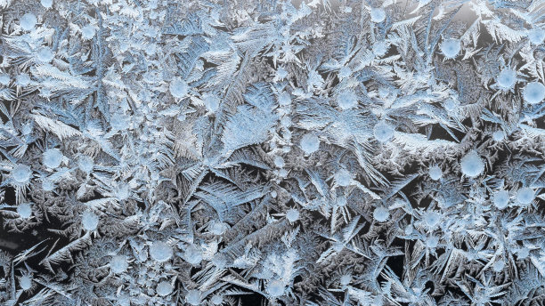 窗户玻璃上的全景自然霜纹图片下载