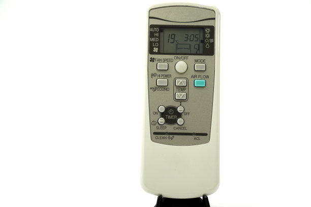 特写图片为白色背景的18000 BTU重型空调遥控器。图片下载