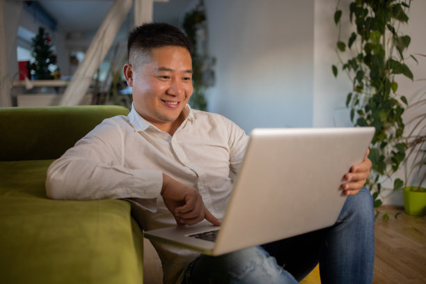 年轻人在家工作图片下载