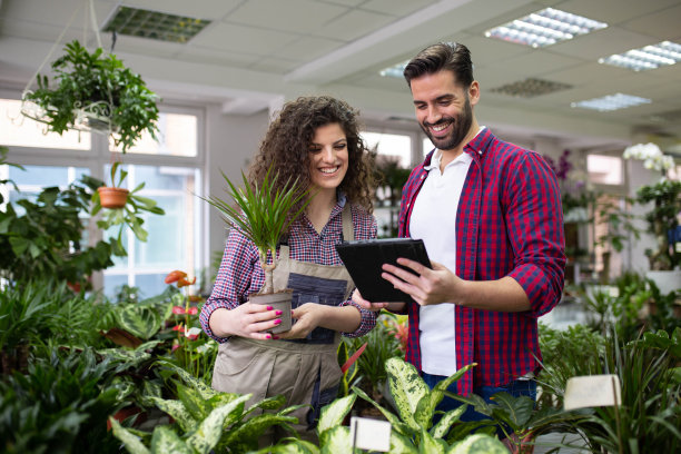 在自己的花店用平板电脑检查植物图片下载