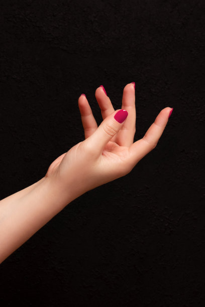 女性手，品红色，粉色指甲图片下载