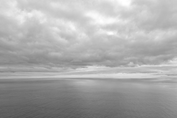 黑白照片。大海里的云和水。图片下载
