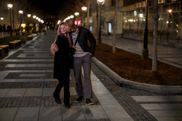 一个年轻人和他的女朋友在城里度过一个美好的夜晚。图片下载