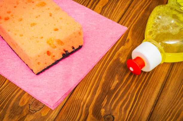 液体洗涤剂，带垫子和毛巾，用于清洁木板图片下载