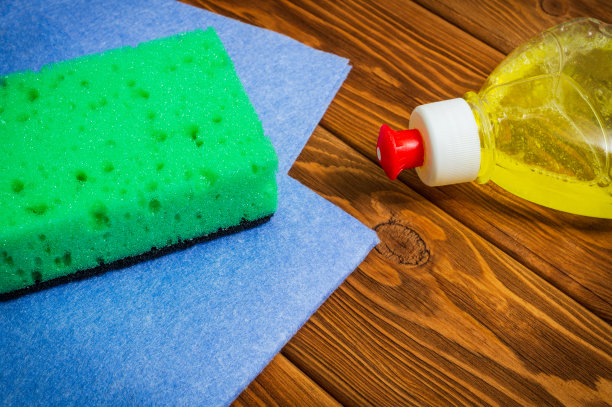 在木板上清洁用的液体洗涤剂、护垫和毛巾图片下载