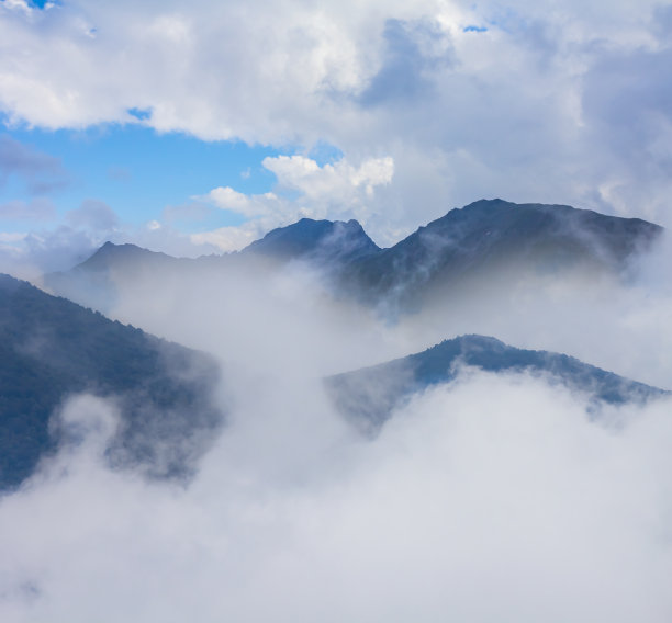 山脊剪影在云雾氤氲中，自然是登山旅行的背景图片下载