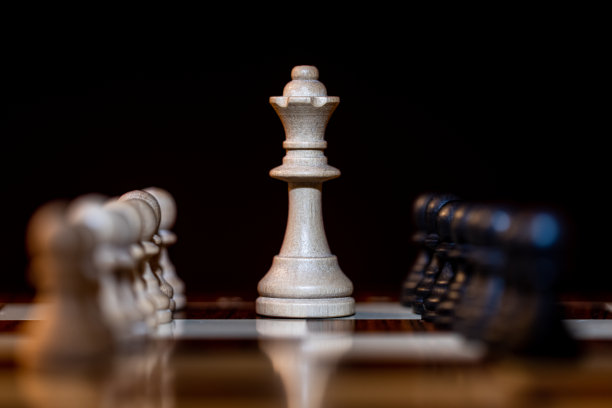 棋盘上的白皇后图片下载