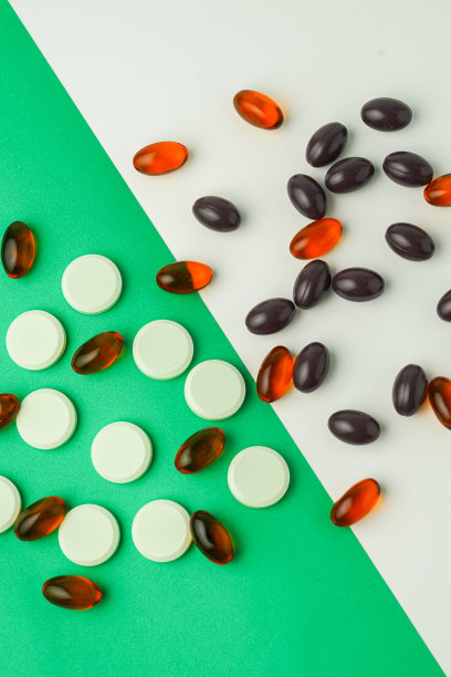 许多不同片剂丸的颜色背景，平铺，与复制空间。图片下载