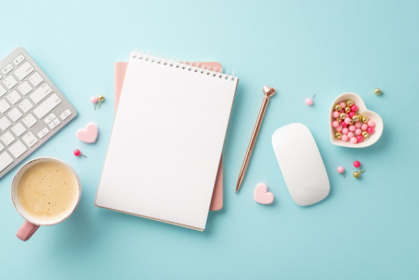 顶部视图照片打开记事本钢笔键盘电脑鼠标心形图钉支架和一杯咖啡在孤立的淡蓝色背景与复制空间图片下载