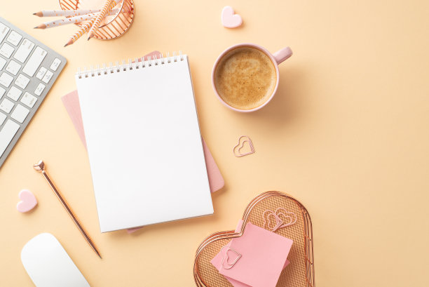 情人节的概念。俯视图照片键盘电脑鼠标杯咖啡策划者心形夹子铅笔架钢笔和便签纸在孤立的浅米色背景与空白图片下载
