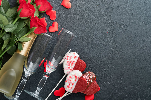 情人节卡片。玫瑰红色的巧克力饼干和心形巧克力糖果，黑色背景葡萄酒礼盒。母亲节或妇女节贺卡。俯视图平铺图片下载