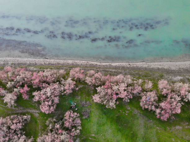 露营照片与无人机旁边的自然和河流图片下载