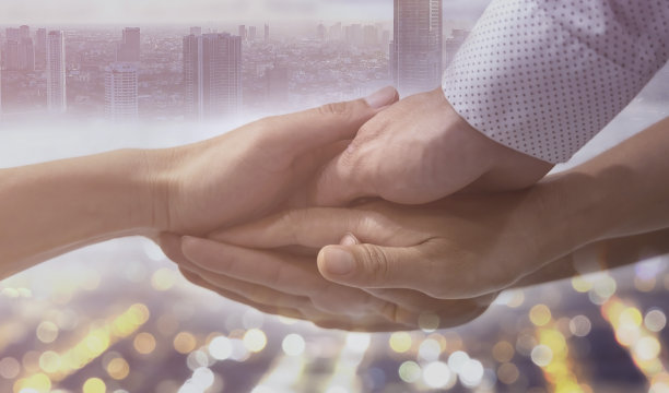 团队合作理念，一群多元化的人齐心协力，一群年轻的商业人士携手合作的团队合作理念图片下载