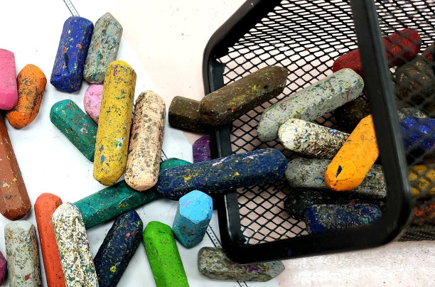 蜡笔从篮子里洒在画纸上图片下载