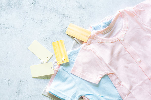 婴儿服装，中性的婴儿服装。有机棉衣服，新生时尚，价格标签图片下载