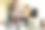 一位中年妇女在瑜伽垫上用笔记本电脑学习健身之道——科技与生活，健康的生活方式图片下载
