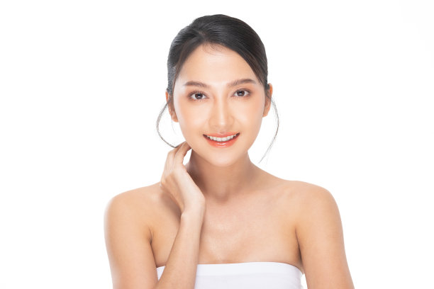 美丽的亚洲年轻女子触摸脖子微笑，皮肤干净清新，快乐和开朗，积极的情绪，孤立在白色背景上，美丽和化妆品的概念。自我保健图片下载