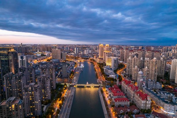 中国天津多云天空下海河和现代摩天大楼的鸟瞰图图片下载