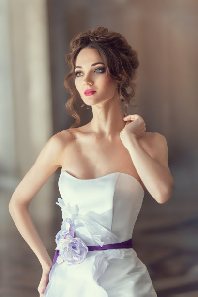 特写肖像的豪华新娘在婚礼礼服在一个别致的室内早晨。新娘化妆和发型。漂亮的脸和大大的绿色眼睛图片下载