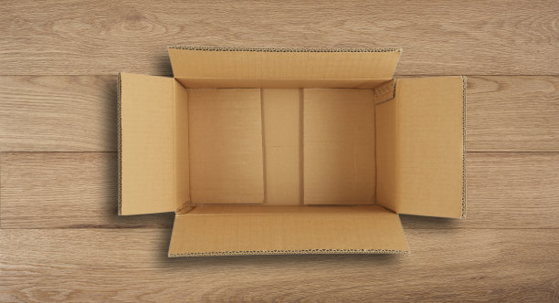 纸板箱上的木质背景与阴影。图片下载