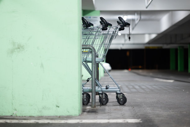 地下停车场的购物车图片下载