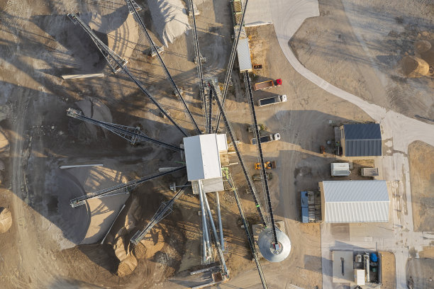 沙和砾石坑的鸟瞰图图片下载