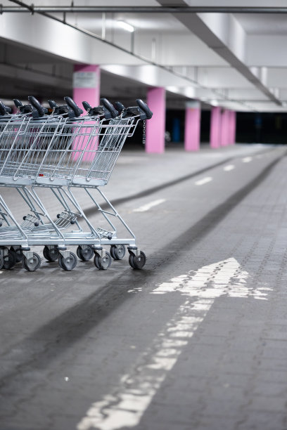 地下停车场的购物车图片下载
