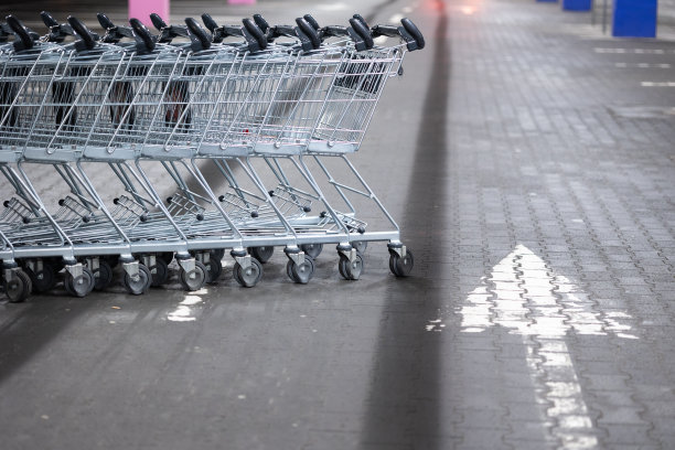 地下停车场的购物车图片下载